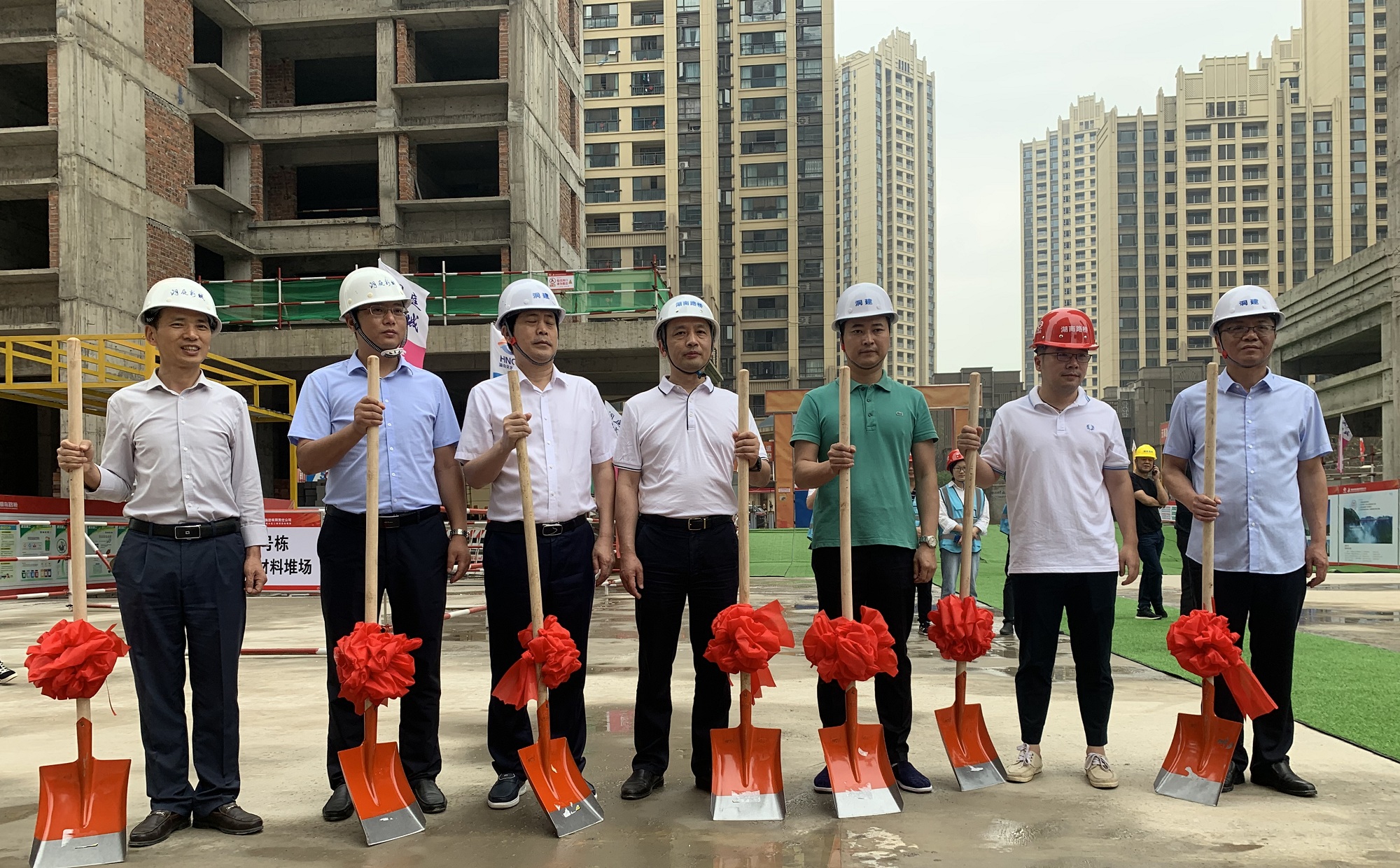 圖片從右至左 第三位 洞庭建投公司總經理陳慎輝 第四位 建筑分公司書記兼經理 楊永強 第六位 項目經理杜瑋_副本.jpg