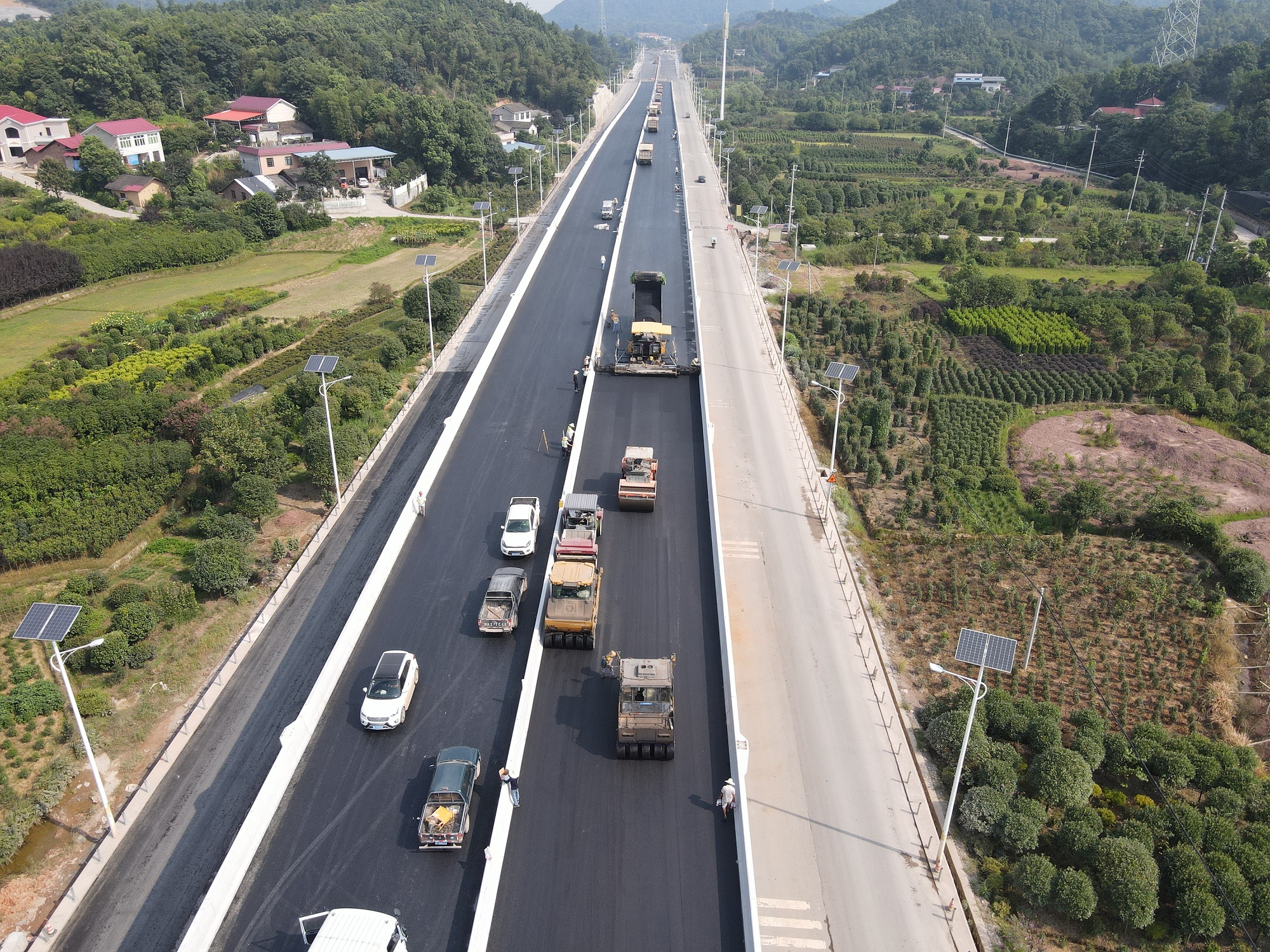 主線三號橋上面層攤鋪現場.jpg