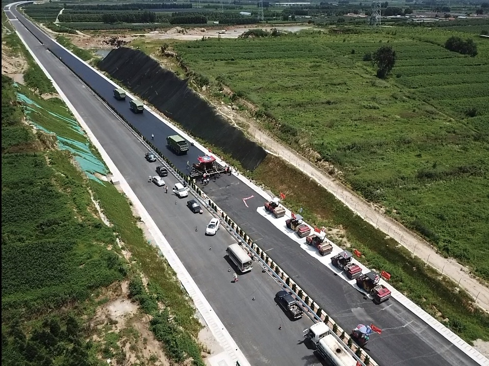文萊十四標上面層試驗路攤鋪圓滿完成.jpg