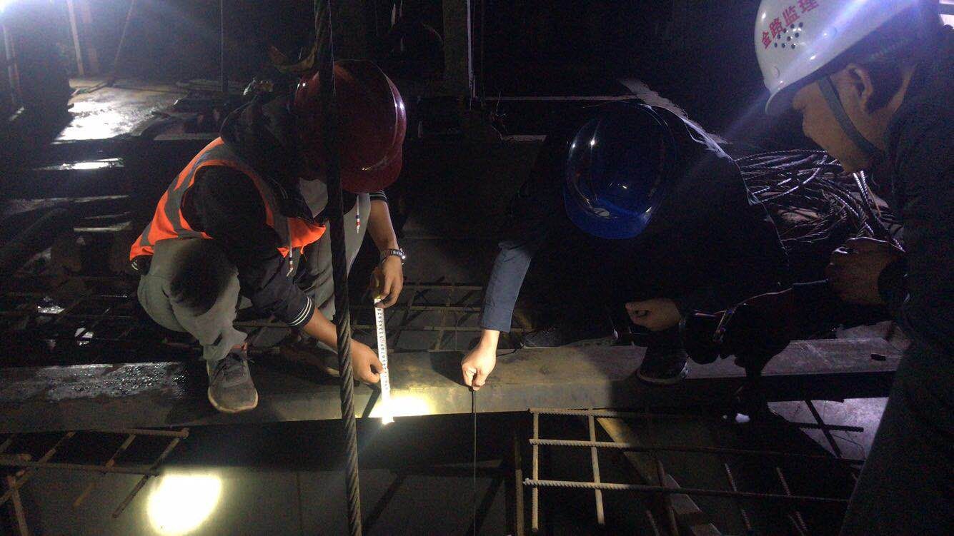 靖黎高速渠水大橋成功澆筑水中樁基.jpg