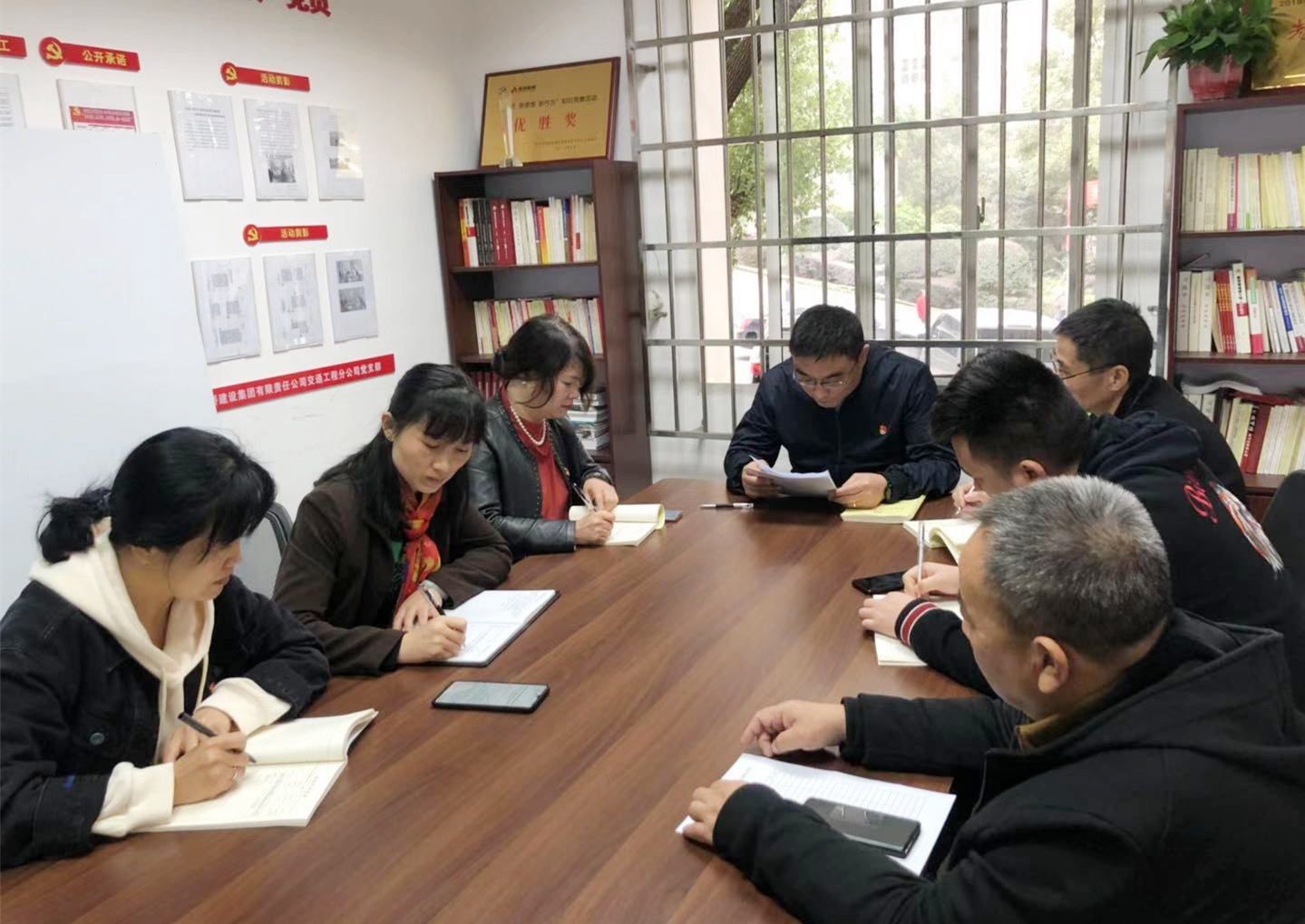 11月20日，交通工程黨支部專題學習黨的十九屆五中全會精神_副本.jpg