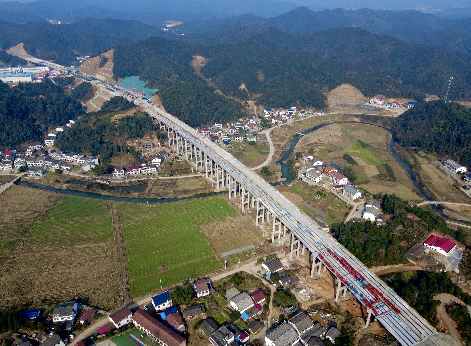 平益八標清潭村大橋梁片架設完成7_副本.jpg