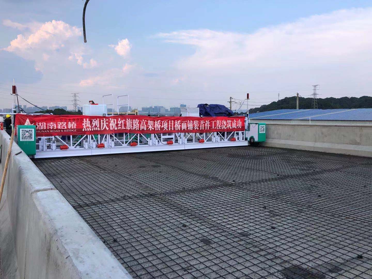 紅旗路橋面鋪裝首件.jpg
