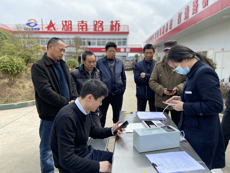 2 2021年3月12日項目部特邀請銀行工作人員現(xiàn)場為農(nóng)民工兄弟辦理工資卡.jpg