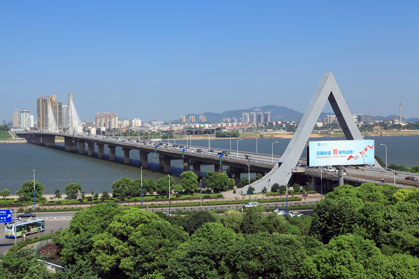 湖南路橋承建的銀盆嶺大橋_副本.jpg
