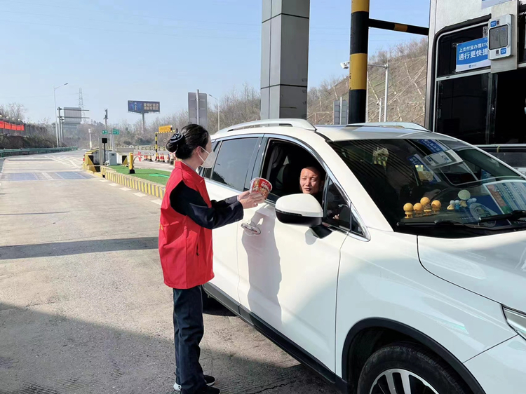 醴陵東收費站收費廣場志愿服務(wù)1.jpg