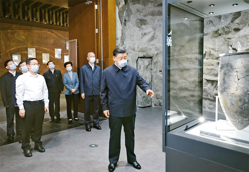 2023年6月2日，中共中央總書記、國家主席、中央軍委主席習近平在北京出席文化傳承發展座談會并發表重要講話。這是座談會前，習近平2日下午在中國歷史研究院考察。 新華社記者 鞠鵬/攝