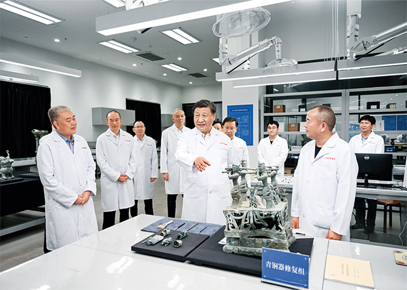 2023年7月25日至27日，中共中央總書記、國家主席、中央軍委主席習近平在四川考察。這是26日下午，習近平在位于德陽市廣漢市的三星堆博物館文物保護與修復館，同現場工作人員親切交流。 新華社記者 謝環馳/攝
