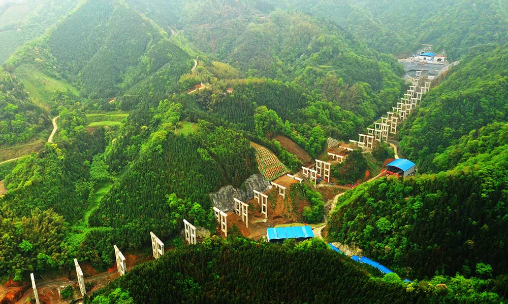 修建中的張官高速。資料圖